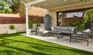 Paisajismo jardines con césped artificial y grava